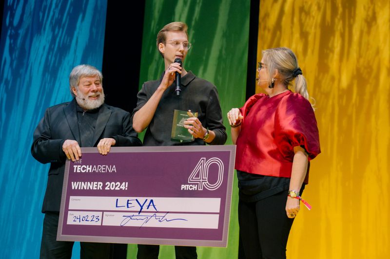 Leya receiving first prize in the competition Pitch 40 at The Tech Arena 2024 in Stockholm.